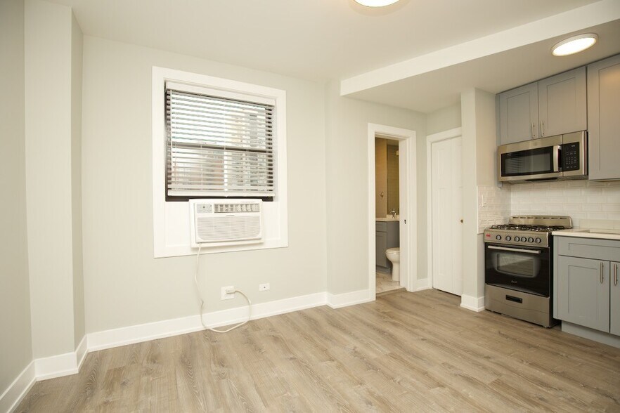 Building Photo - 545 W Belmont Ave