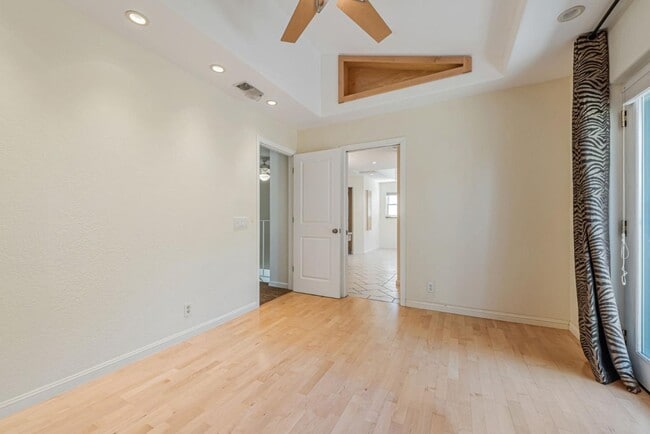 Building Photo - 520 Weybridge Dr