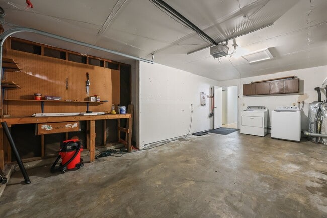 Building Photo - MOVE IN READY NOW! Normandy Park 1 level 2...