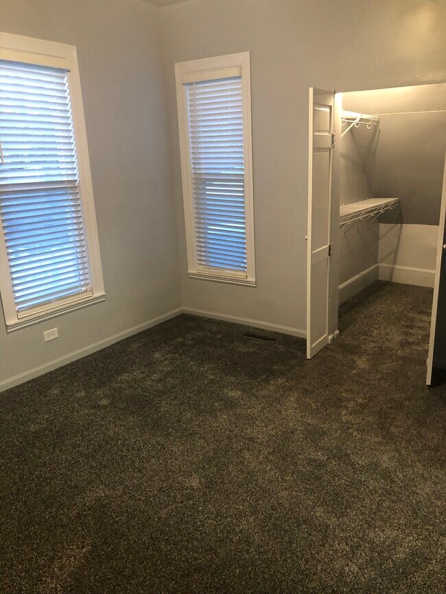 Building Photo - 482 Stella St