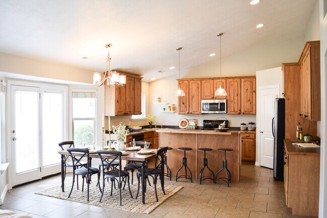 Building Photo - Idyllic Provo home w LOTS of garage space!