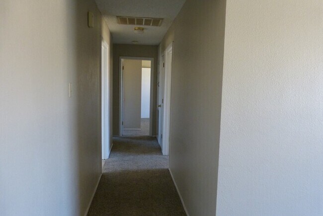 Building Photo - Cute 3 bedroom!