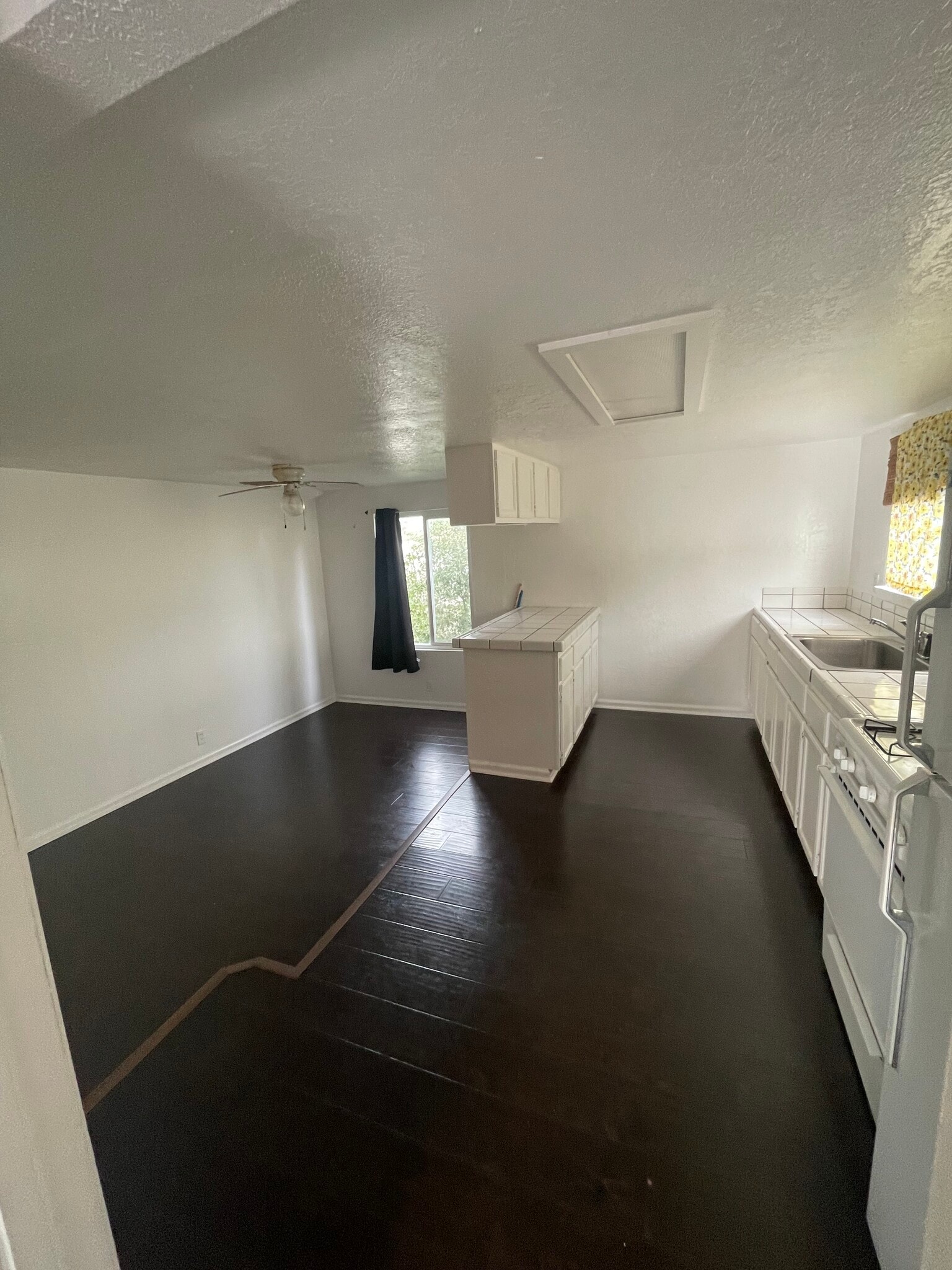 Building Photo - 523 Mitchell Ave