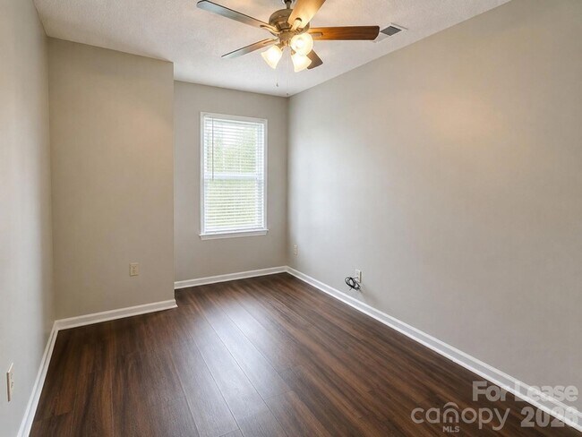 Building Photo - 7718 Linda Lake Dr