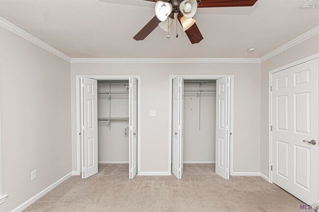 Building Photo - 2 Bedroom Townhome off Jefferson & Bluebonnet Blvd- Pet Friendly