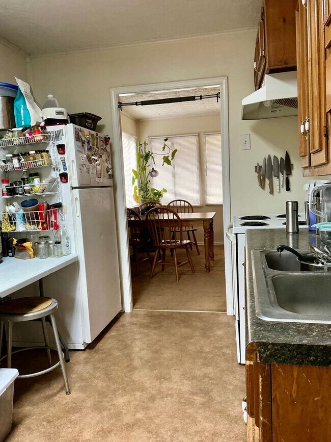 Building Photo - 3 Bedroom 1 Bath Near UGA and 5 Points! Available August 10th!