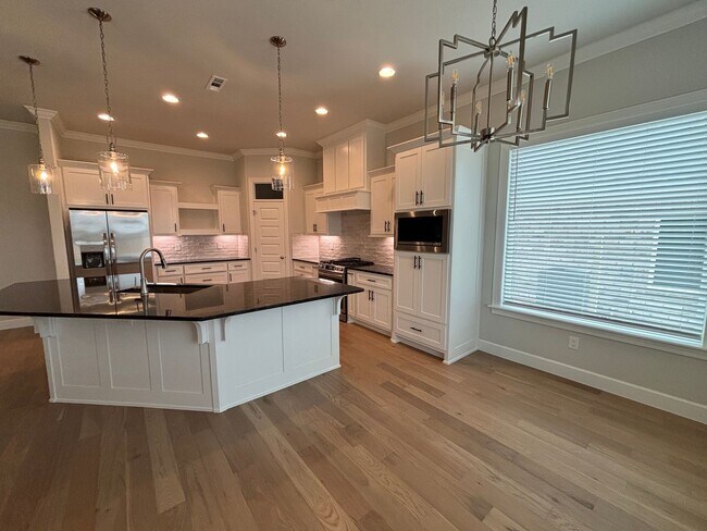 Building Photo - Cozy 4 Bedroom/2.5 Bath Home in a Wonderful Neighborhood