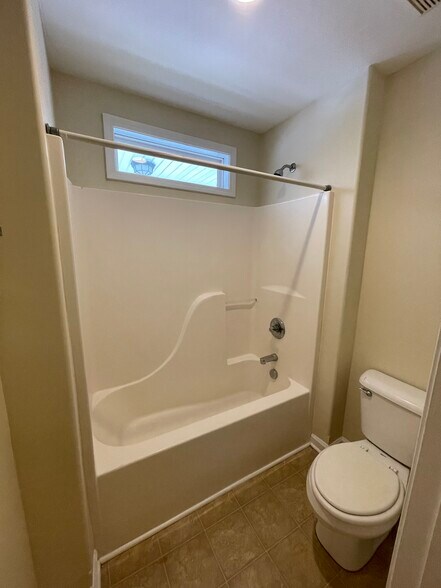 2nd Floor 2nd Full bath - 857 Malabu Dr