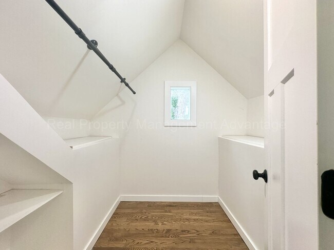 Building Photo - Charming Royal Oak 3-Bed with Sunroom, Dec...