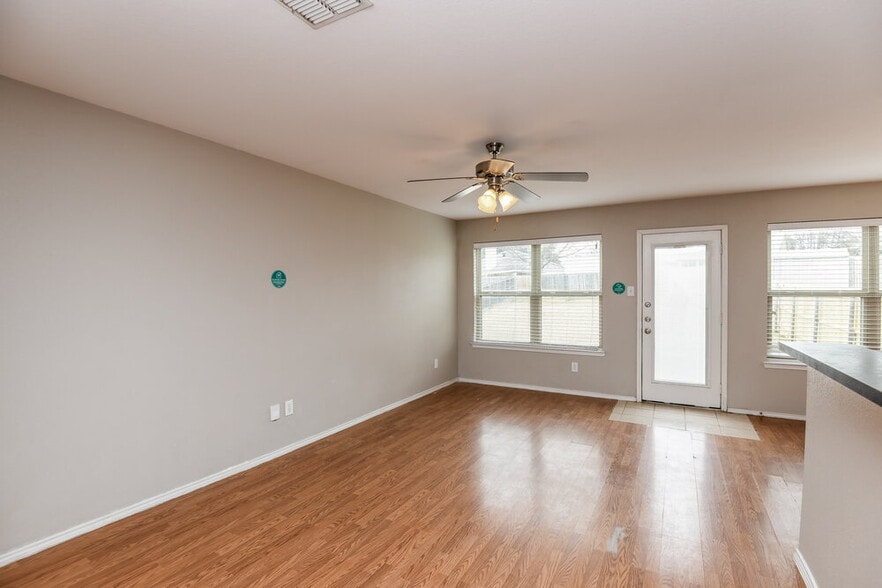 Building Photo - 815 Village Point Ln