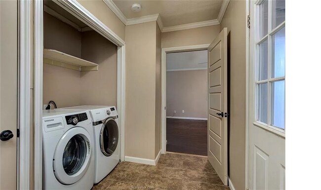 Building Photo - Comfy 4-Bed/3-Bath 3 blocks from A&M with all appliances, backyard, 5 min to grocery store