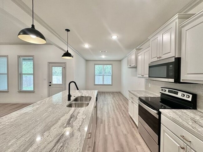 Building Photo - TOUR TODAY! 3 Bedroom 2 Bath Home in Tyler!