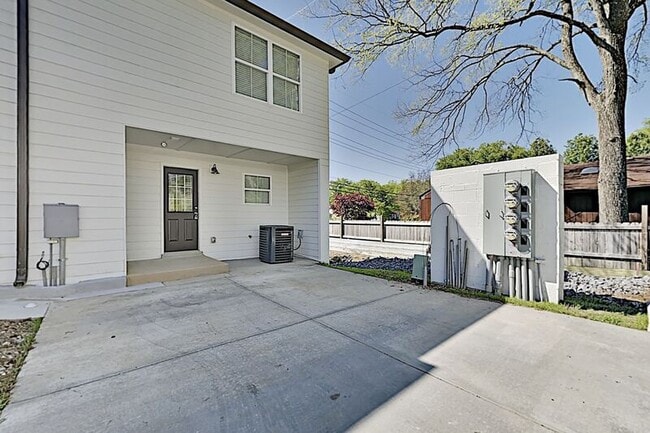 Building Photo - Newer Construction Townhome in Madison