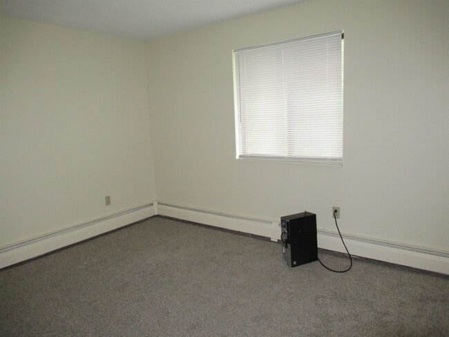 Building Photo - 1225 Bodwell Rd