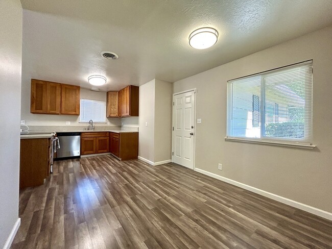 Building Photo - Beautifully updated 4 bedroom located in R...