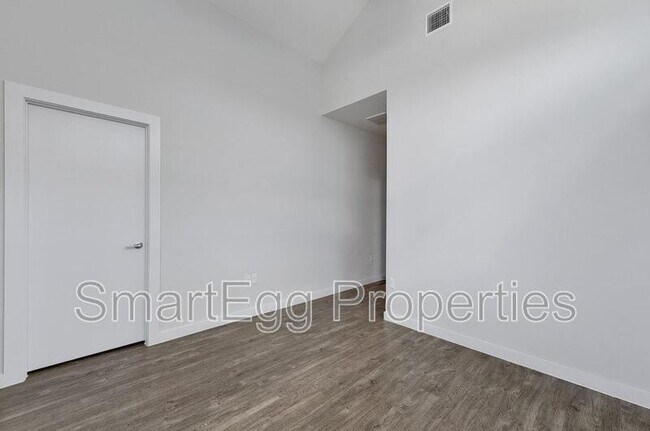 Building Photo - 801 N Bluff Dr