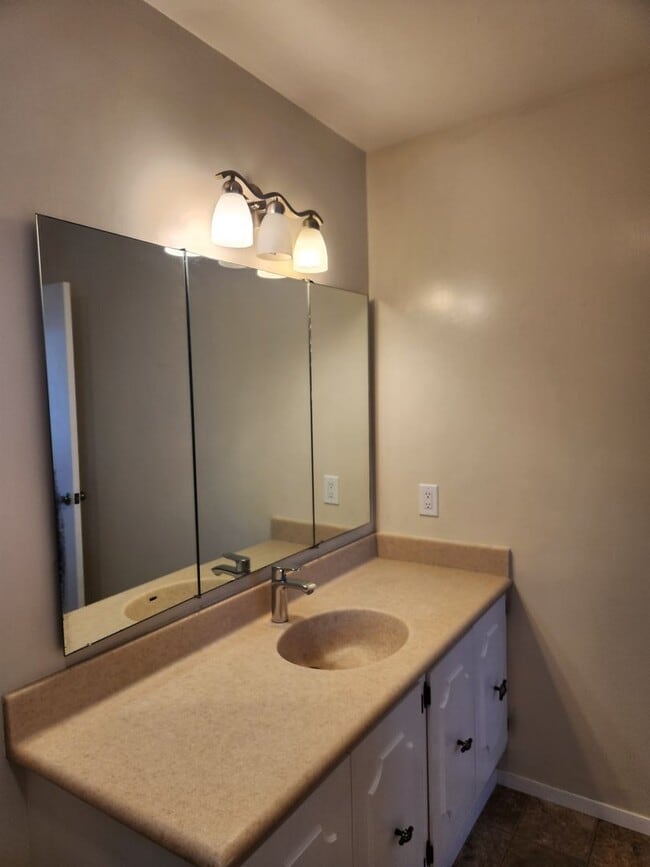 Building Photo - Very nice 2 Bd, 2 Bath Triplex w/yard in OAKMONT - Oakmont is a senior community.