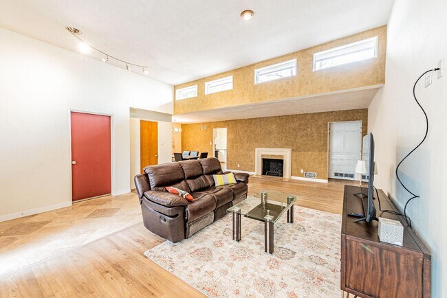 Building Photo - 444 Sierra Dr SE