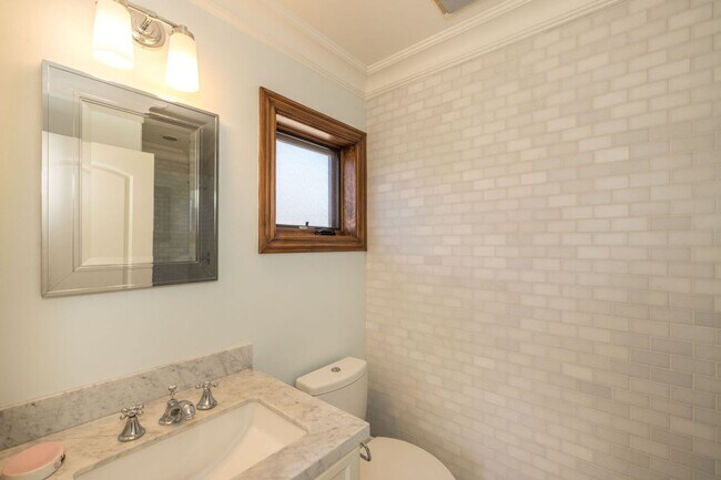 Building Photo - 5 Bed, 4.5 Bath Executive Home w/ Designer...