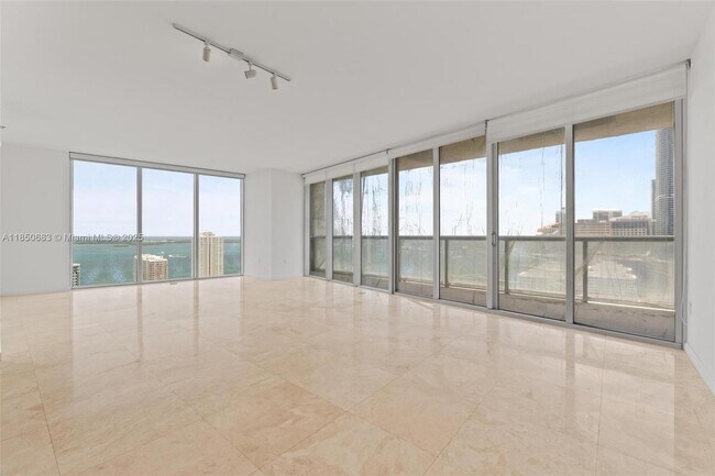 Building Photo - 495 Brickell Ave