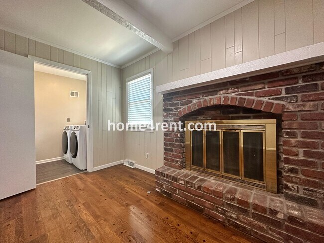 Building Photo - Cozy Ranch Home in Shawnee w/ Plenty of Natural Light, Wood Floors Throughout and an Updated Kitc...