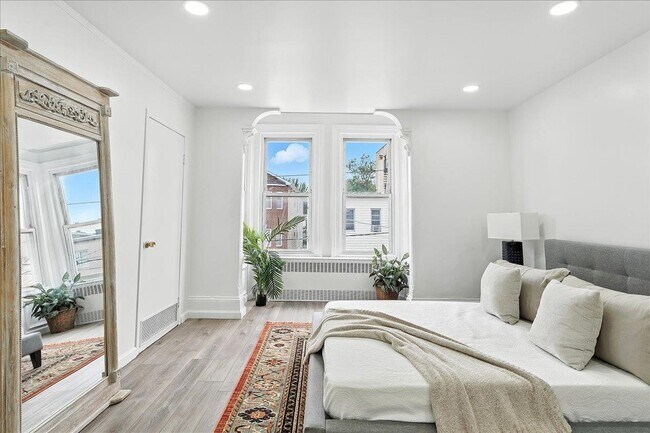 Building Photo - 283 GRIFFITH St