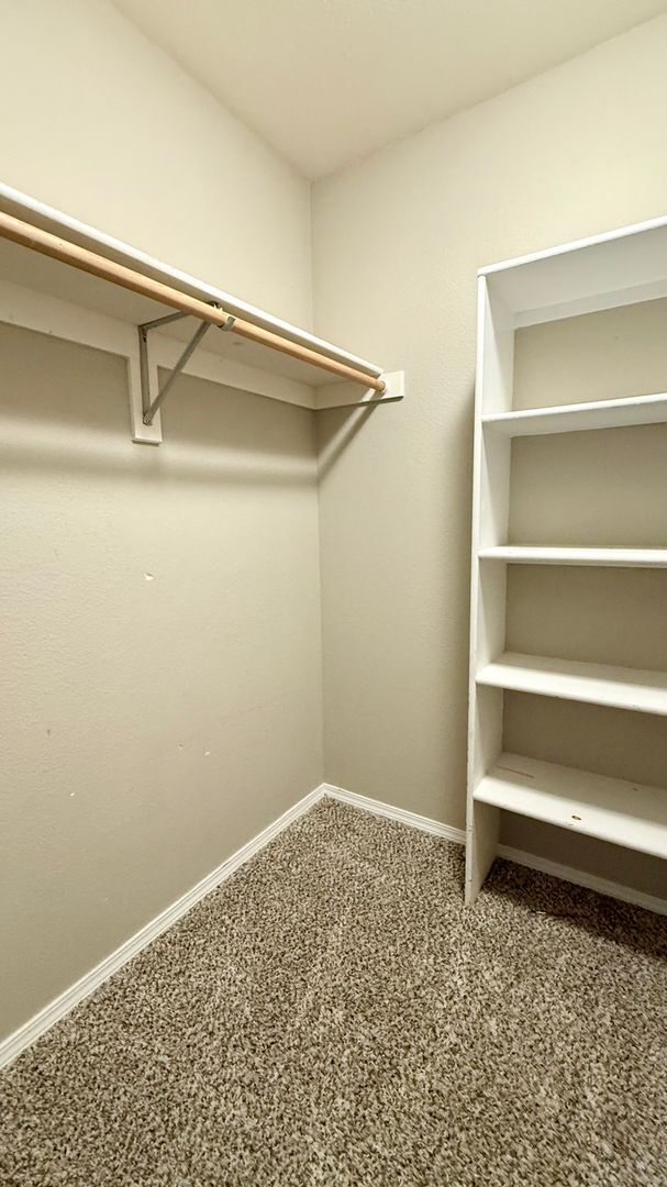 Building Photo - Upper-level condo