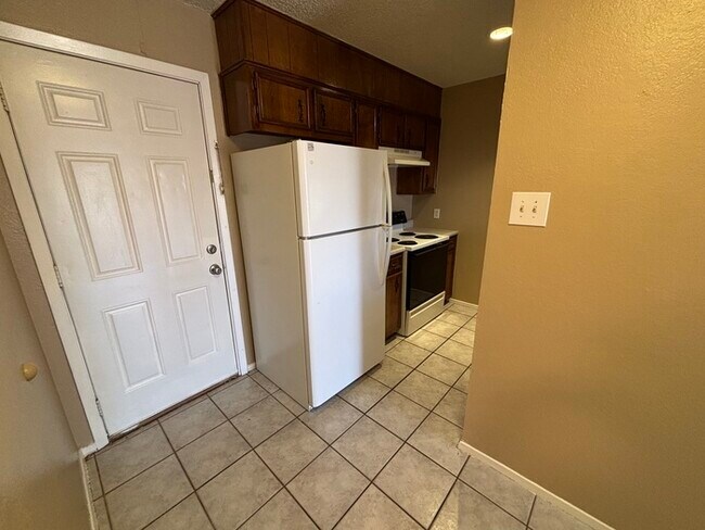 Building Photo - 1 bed 1 bath duplex unit