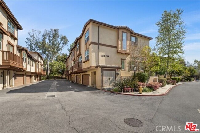 Building Photo - 732 Tennis Club Ln