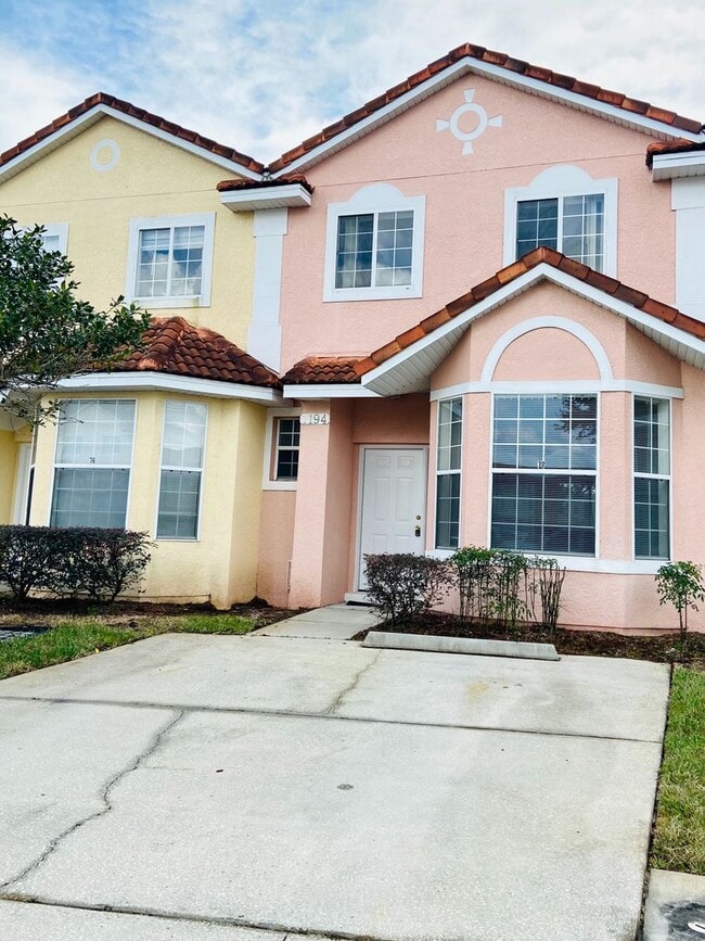Building Photo - Beautiful 3 BD / 2.5 BA Townhome