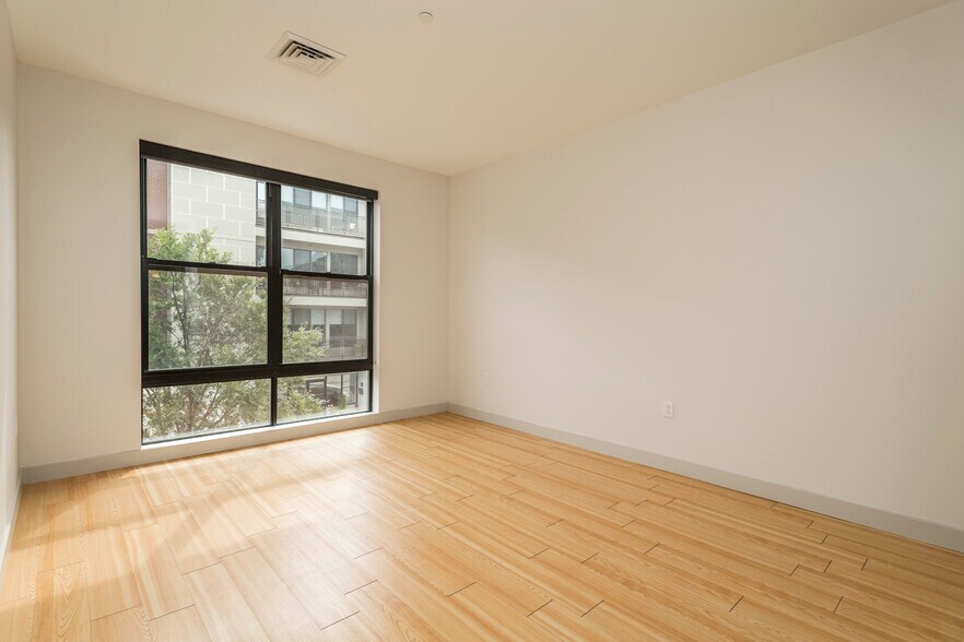 Building Photo - 320 D St