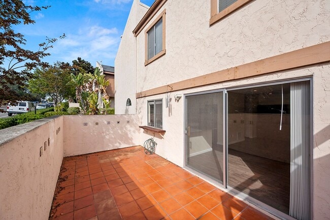 Building Photo - Spacious 4-Bedroom 2.5-Bathroom Townhome 5...