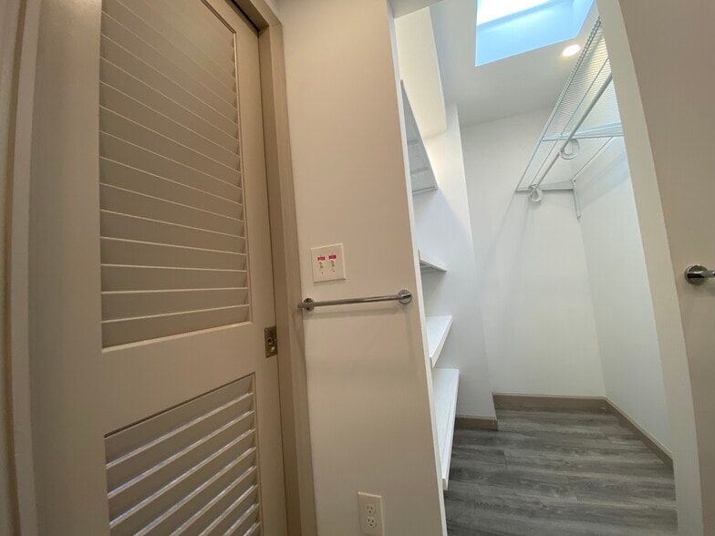 Master bath walk-in closet - 3716 Claudine St