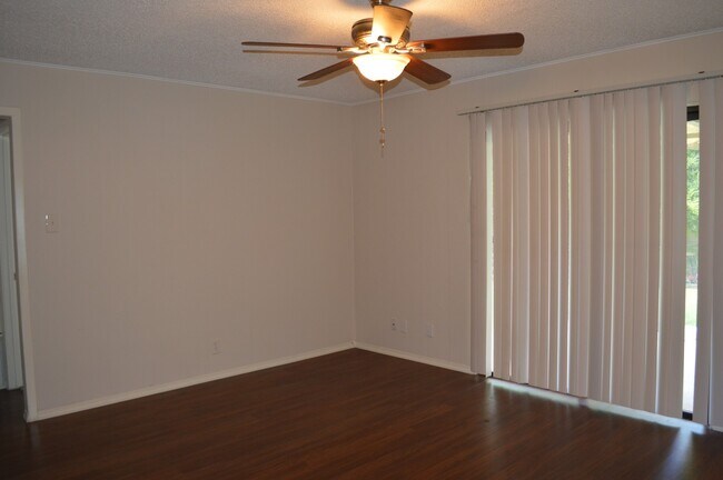 Primary Photo - Beautiful remodeled 3 bed 2 bath home in L...