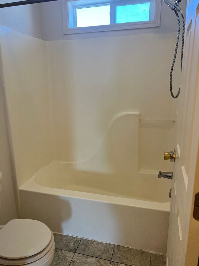 Building Photo - 2 bed 1.5 bath unit in the Meadows