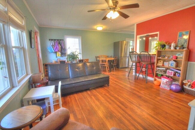 Building Photo - Charming Two Bedroom Home – Walk to Downtown Carrboro + Chapel Hill!