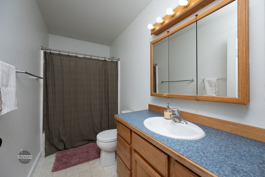 Building Photo - 3220 S Donovan Dr