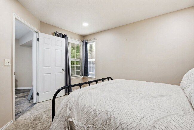 Building Photo - 845 N Valley View Dr
