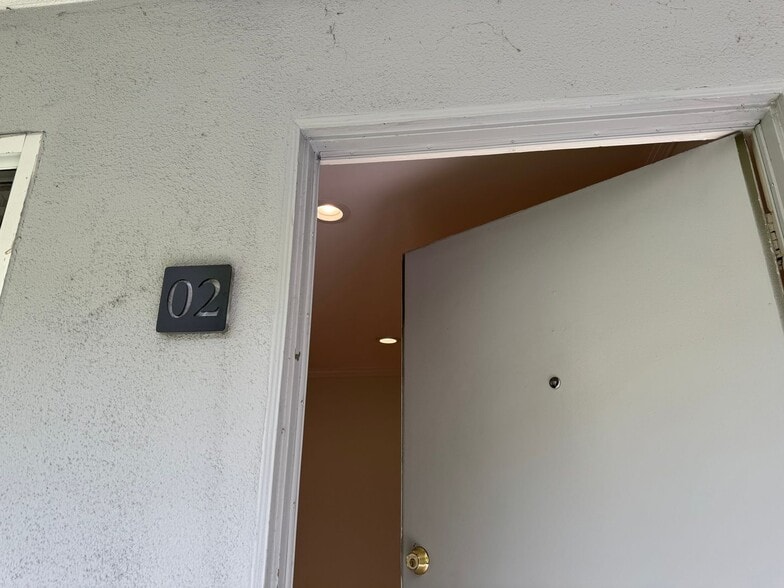 Building Photo - 10876 Palms Blvd