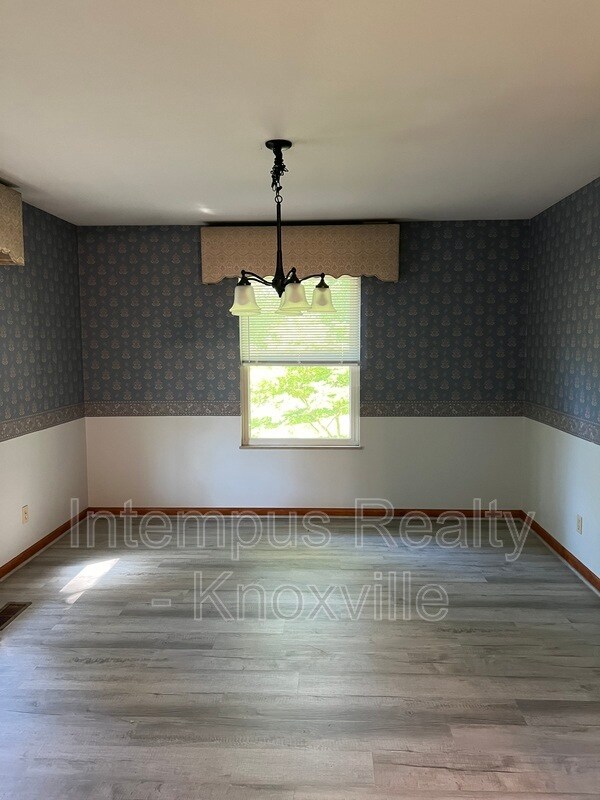 Building Photo - 5801 Ridgewood Rd