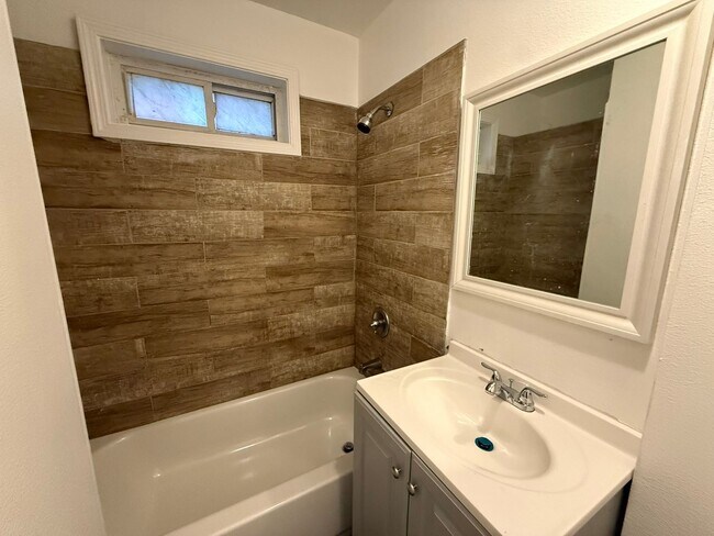 Building Photo - 122-124-124 Shultas Pl