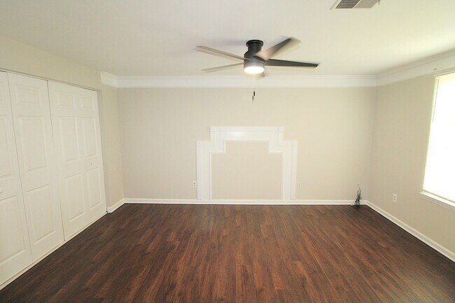 Building Photo - Charming 2 Bedroom, 1 Bath Home on Quiet C...