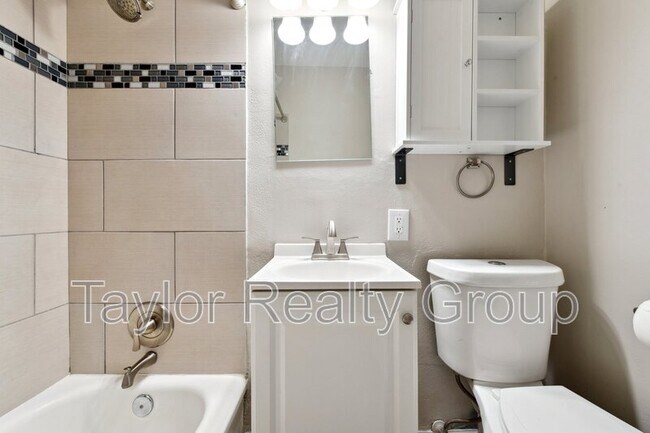 Building Photo - 1252 Xanthia St