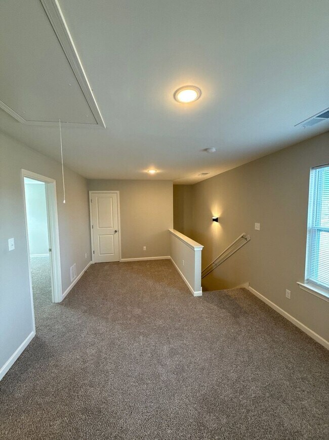 Building Photo - 1046 Greenlaw Ave