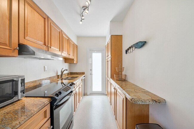 Building Photo - 1221 Hillsboro Mile