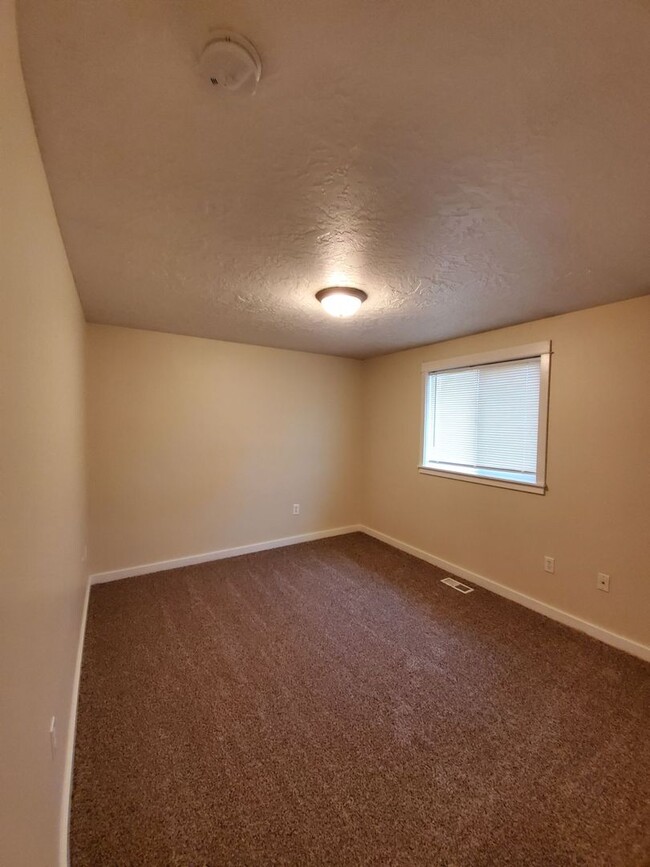 Building Photo - 3 Bedroom, 2 Bathroom Home with a 2 Car Ga...