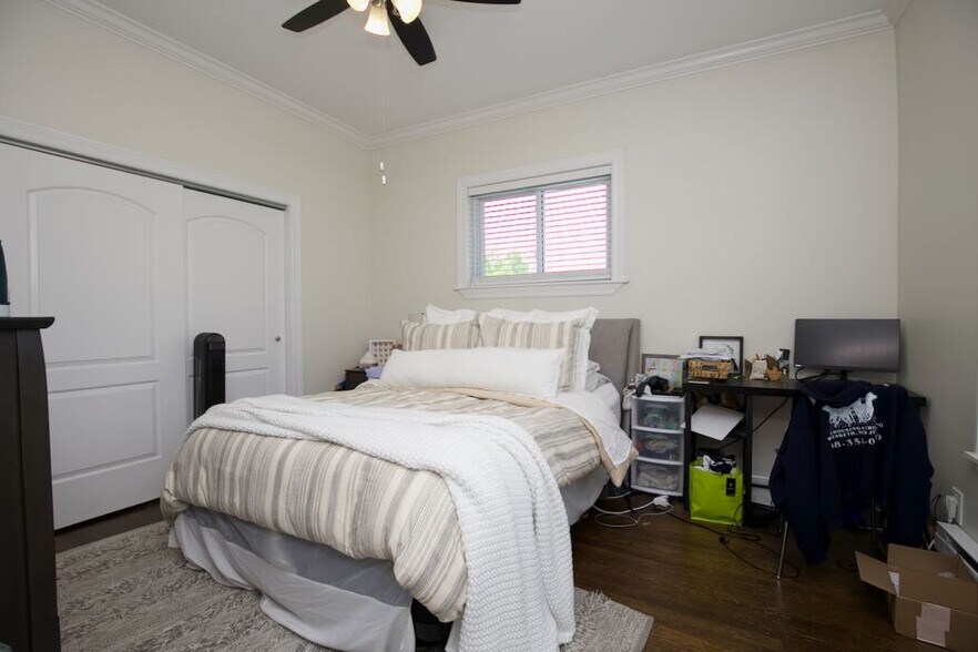 Building Photo - 923 W Waveland Ave