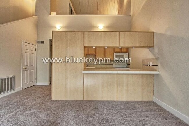 Building Photo - 2 Bed, 2 Bath Home - 1 Bed or Office and Bath on Main Floor