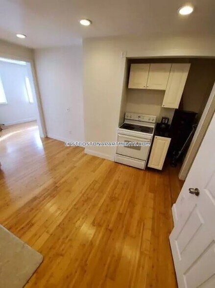 Building Photo - 305 Chelsea St
