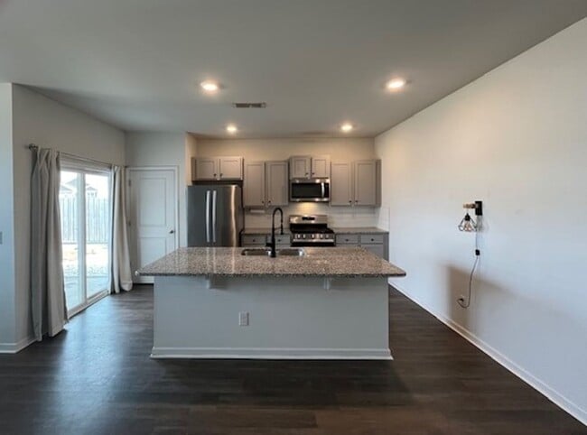 Building Photo - Stunning, Pet Friendly Home!